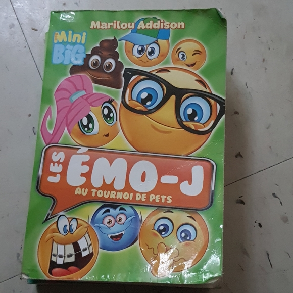 I'm selling a lol bag and a toy and books - Picture 4 of 4